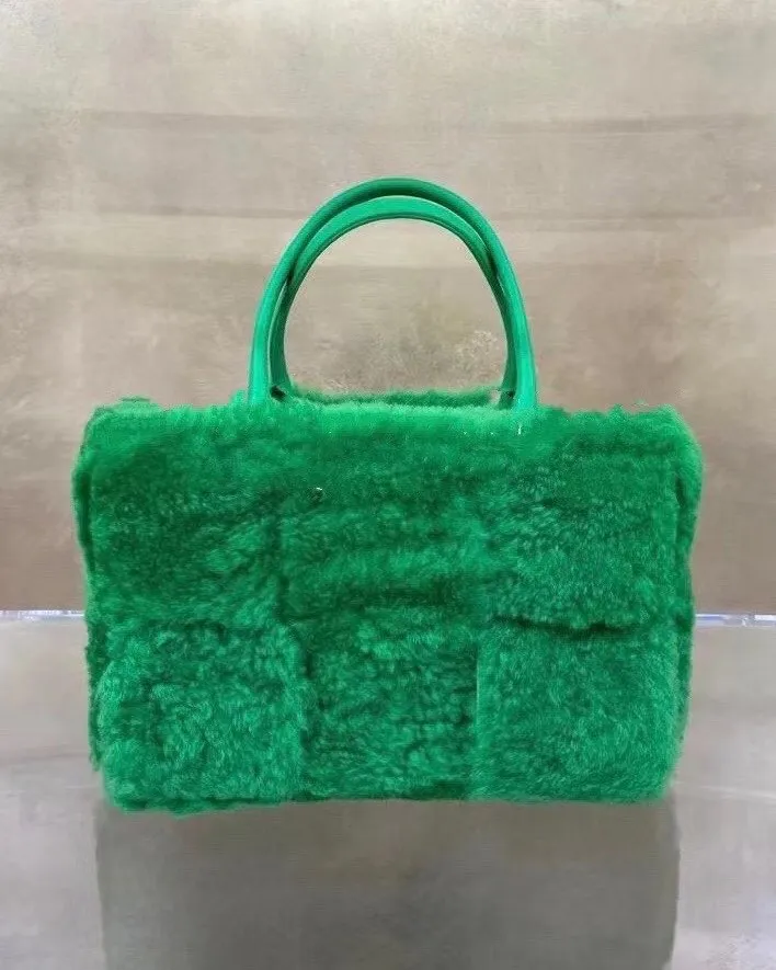 Parrot green 🦜BV arco tote’s fluffy style, it’s here, it’s here, it’s here with the fluff~ You’ll know how cute it is when you see the real thing! The soft and fluffy feel is really great. Rua, this year’s furry style, I stand on bv! ! Whether it is a jodie cloud bag or a tote, not all curly teddy fur can be used to make goods. The curl size of the fur directly affects the similarity of the entire bag. Material: full fur and lambskin ➕ lambskin lining is much more expensive than full leather! Again, if there is no ZP and no development, of course you have to be willing to spend money~36*24*12